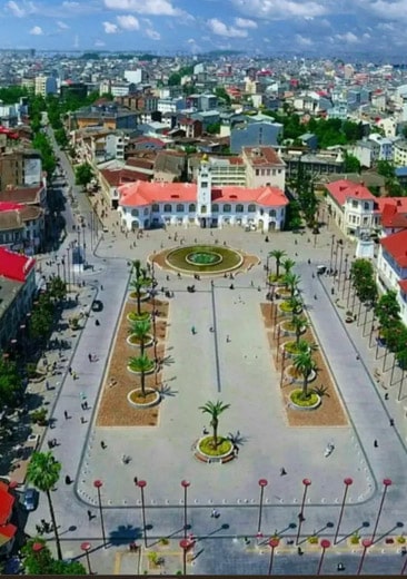نمای کلی میدان شهرداری رشت