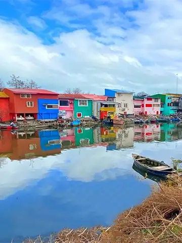 خانه‌های رنگی مشهور حاشیه تالاب انزلی