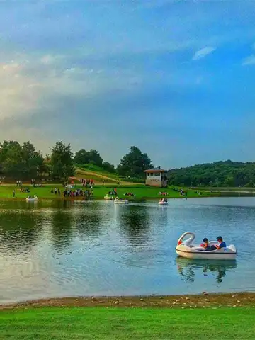 قایق‌رانی در دریاچه سقالکسار