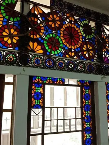 پنجره های رنگی خانه قدیری