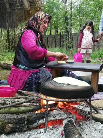 پخت نان محلی در موزه میراث روستایی گیلان
