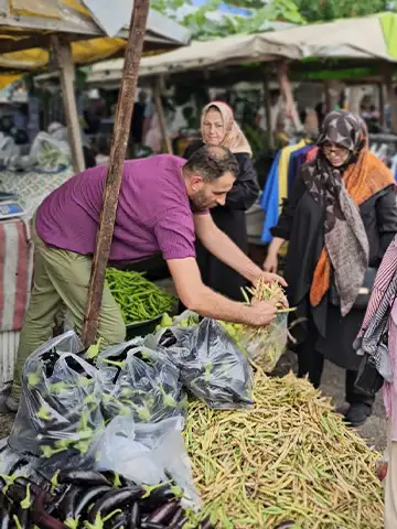 بساط دستفروشان در شنبه بازار انزلی