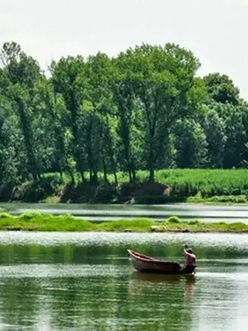 قایق رانی در تالاب عینک رشت