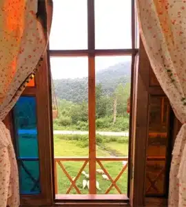 بوم گردی ناز آینه