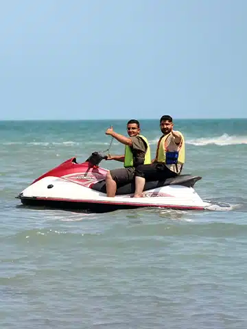 قایق موتوری در ساحل گیسوم