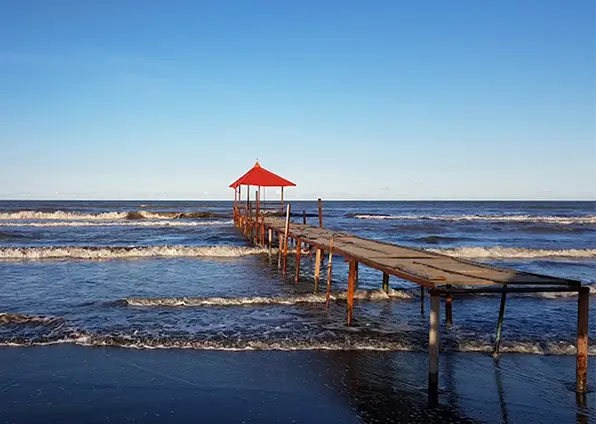 ساحل گیسوم در استان گیلان و در مسیر جاده رشت به آستارا، واقع در نزدیکی شهر تالش (هشتپر) قرار دارد.