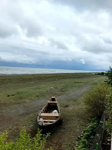 قایقی در ساحل شفارود