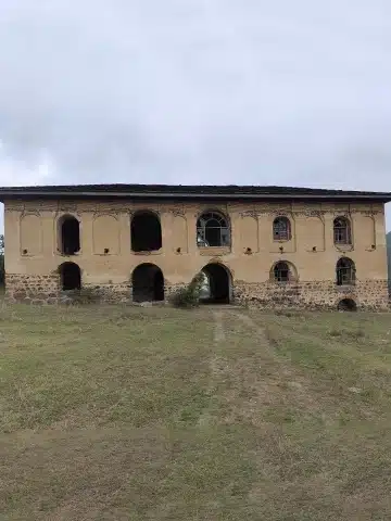 نمای نزدیک کاخ ییلاقی سردار امجد تالش