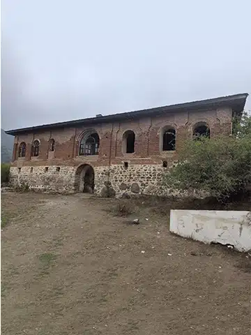 نمای پشت کاخ ییلاقی سردار امجد تالش