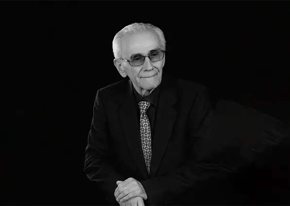 دکتر محمود بهزاد پرکارترین نویسنده و مترجم کتاب‌های علمی در ایران است.