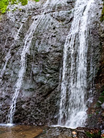 زیبایی سیاه آبشار