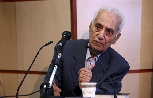 پروفسور محمد صادق پیروزی در حال سخنرانی